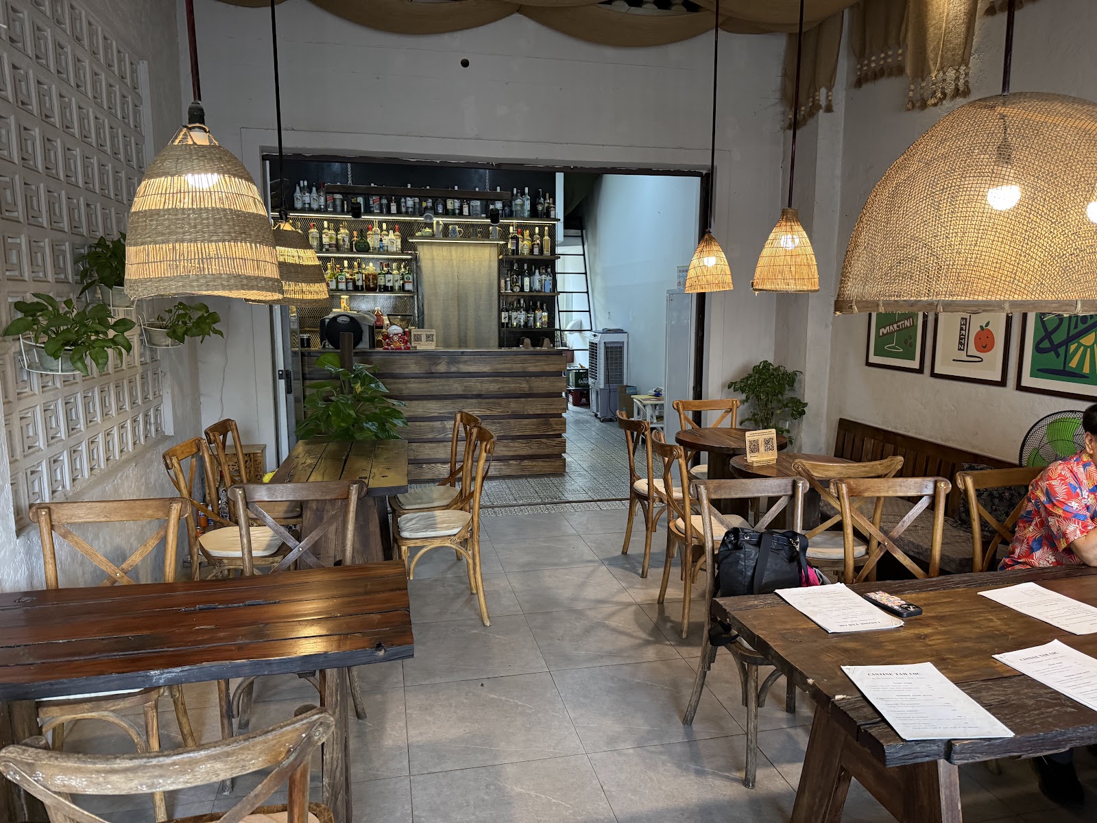 Không gian ấm cúng bên trong Cantine Tam Coc Italian Kitchen với đèn lồng mây tre và bàn gỗ mộc